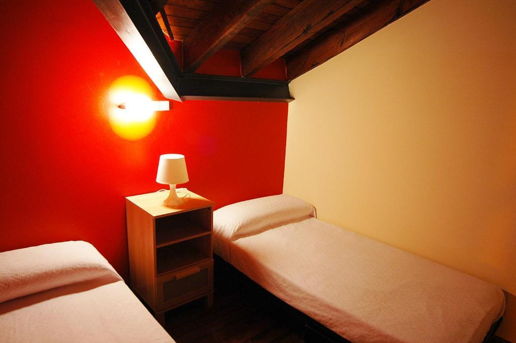 Habitación con cama grande y balcón